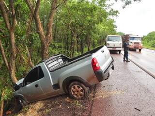 O motorista perdeu o controle da direção por causa da forte chuva que caia no momento do acidente. (Foto: Arderson Gallo)