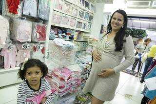 Jaqueline Dias está grávida quer se imunizar contra a gripe e garantir a saúde da filha de 4 anos - ao lado esquerdo (Foto: Kisie Ainoã)