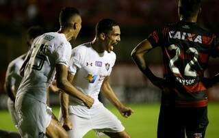 Pablo Dyego marcou o gol de empate e encaminhou a virada ao Fluminense no Barradão (Foto: Lucas Merçon/FFC)