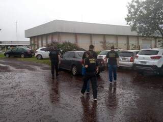 Debaixo de chuva, agentes da PF deixam Secretaria de Saúde levando documentos (Foto: Adilson Domingos)