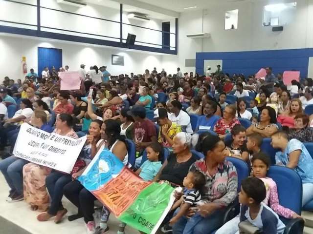 Sem-teto lotam plen&aacute;rio da C&acirc;mara em audi&ecirc;ncia p&uacute;blica sobre moradia