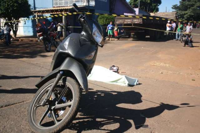 Moto bate em roda e caminh&atilde;o passa por cima de mulher, 7&ordf; morte no m&ecirc;s