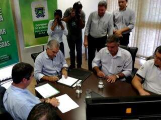 Governador Reinaldo Azambuja assinou hoje convênio para repasse à Festa da Linguiça.