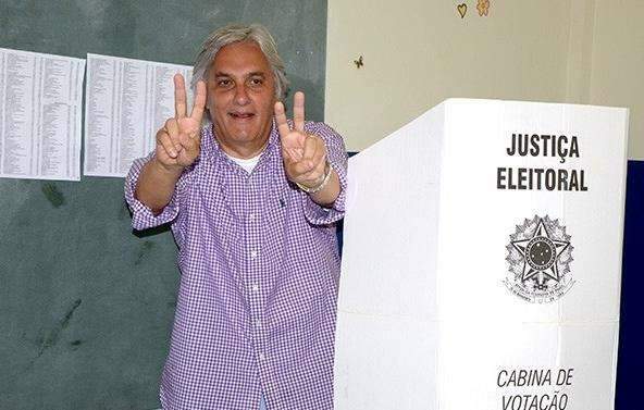 Delc&iacute;dio vota em Corumb&aacute;, confiante em vit&oacute;ria logo no primeiro turno