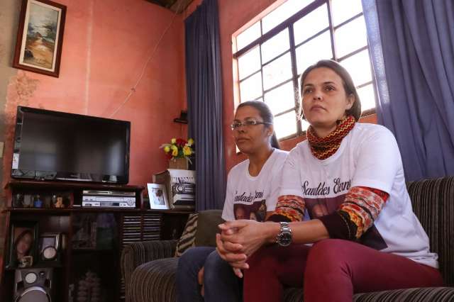 &Agrave;s v&eacute;speras de j&uacute;ri do assassino dos pais, irm&atilde;s falam da saudade di&aacute;ria