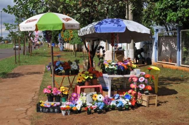Dia de Finados garante lucro antecipado a vendedores ambulantes
