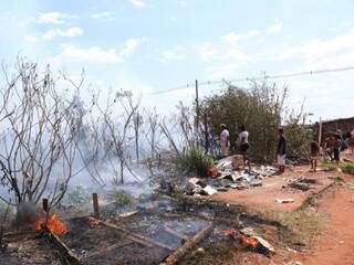 Incêndio atingiu vegetação próxima a barracos do Jardim Noroeste (Foto: Henrique Kawaminami)