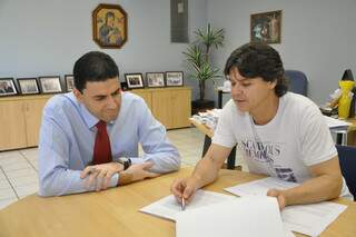 Paulo Duarte entrega ação ao presidente da OAB-MS, Leonardo Duarte.