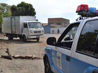 A Polícia Militar foi ao local para desinterditar a via e orientar o morador (Fotos: Minamar Júnior)