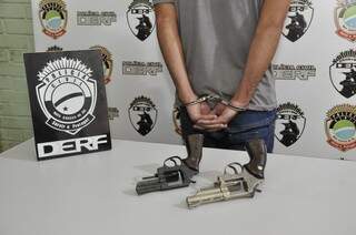 Armas apreendidas pela Derf durante a prisão do acusado. (Foto: Marcelo Calazans)