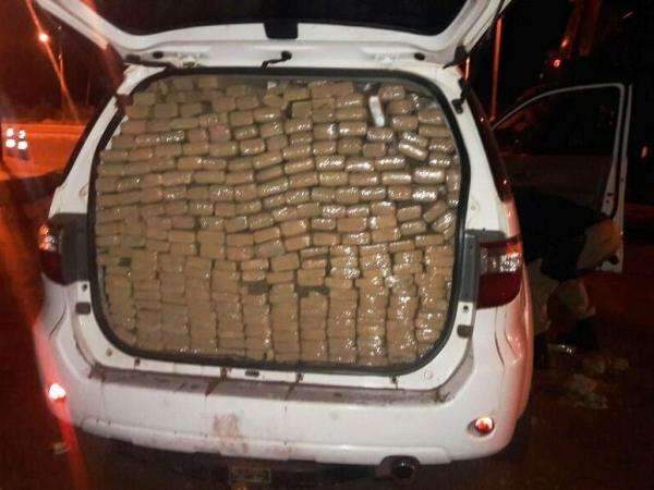 &ldquo;Cavalo doido&rdquo; abandona utilit&aacute;rio com duas toneladas de maconha