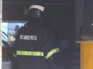 Bombeiros atende no estabelecimento onde ocorreu incêndio nesta manhã (Foto: André Bittar) 