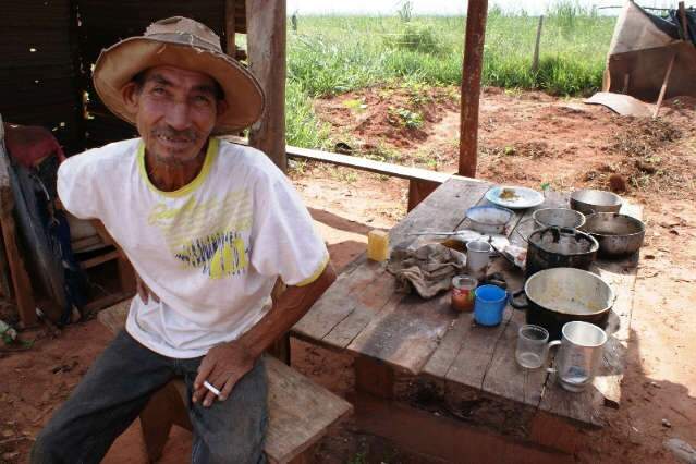  Sem-terra amea&ccedil;am fechar rodovia se n&atilde;o receberem cesta b&aacute;sica