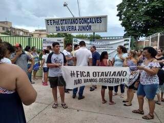 Protesto tentou impedir o fechamento da escola Otaviano Gonçalves da Silveira Júnior. (Foto: Mirian Machado)