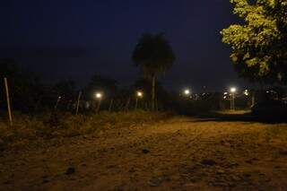 Além do terreno estar abandonado e com mato, a iluminação da rua não é suficiente (Foto: Cleber Gellio)