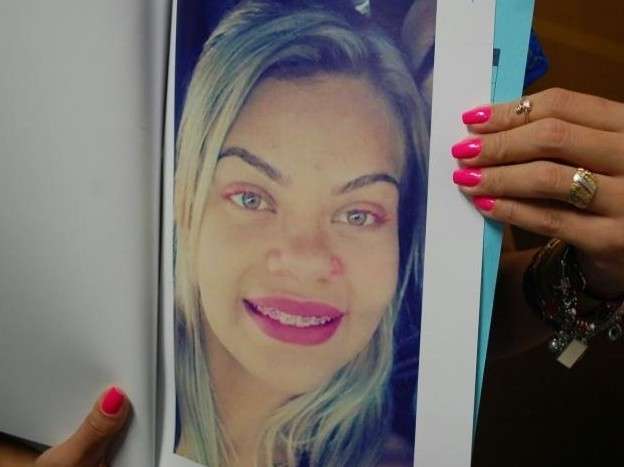 Um m&ecirc;s ap&oacute;s crime, pol&iacute;cia encerra inqu&eacute;rito e suspeita segue foragida