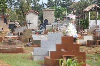 Cemitério Santo Amaro em Campo Grande tem 40 mil pessoas sepultadas. (Foto: Marcos Ermínio)