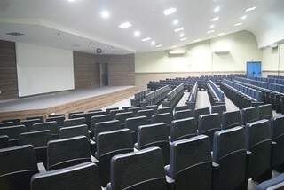 Um dos auditórios com capacidade para 300 pessoas. (Foto: divulgação)