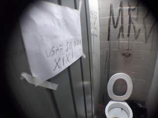 No terminal Morenão, papel alerta sobre problema em banheiro(Foto: Saul Schramm)