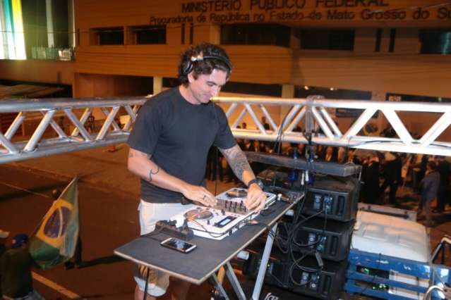 DJ diz que n&atilde;o houve balada e trilha priorizou m&uacute;sicas de protesto 
