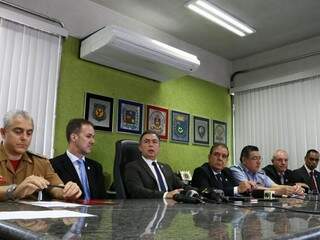 No meio, secretário de Estado de Justiça e Segurança Pública, Antonio Carlos Videira (terceiro da esquerda para a direita), divulgou números de policiais e outros servidores que trabalharão durante o fim de semana de eleições (Foto: Henrique Kawaminami)