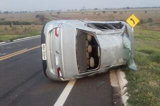 Veículo capota depois de motorista perder o controle do carro. (Foto: Nova News/ Pedro Pereira.) 