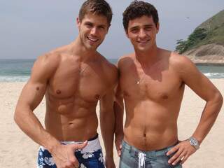Jonas e Fael em dia de praia no Recreio (RJ) - Foto: Rede Globo.
