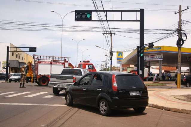 Motorista faz convers&atilde;o proibida e v&iacute;tima fica presa &agrave;s ferragens em avenida