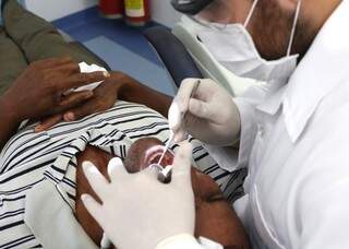 Para manter um bom cuidado com a boca é essencial que as pessoas vão ao dentista pelo menos uma vez por ano