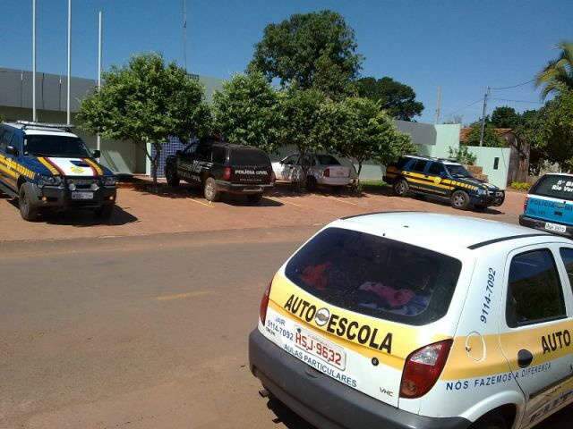  Embriagado, jovem &eacute; preso dirigindo carro de autoescola na BR-163