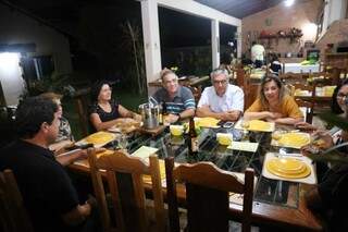 Os convidados sentados em volta da mesa esperando o jantar (Foto: Paulo Francis)