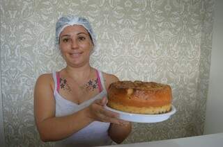Joice abriu uma casa de bolos há um mês na rua da Divisão em busca do movimento da região (Foto: Naiane Mesquita)