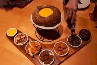 Outback serve a fondue em duas versões, doce e salgada, no pão australiano. (Foto: Divulgação)