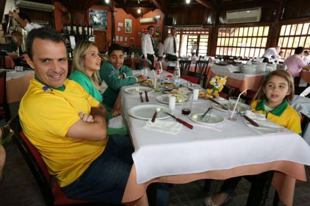 Nos restaurantes, torcida para Brasil tem sabor de churrasco e feijoada