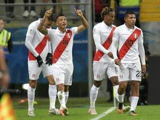 Jogadores comemorando a vitória desta noite. (Foto: Reprodução Raul Arboleda/AFP) 