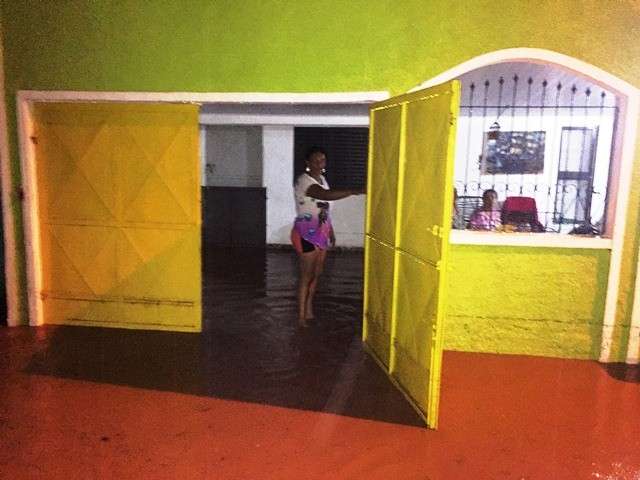 Chuva de 20 minutos deixa cidade debaixo d&acute;&aacute;gua e causa transtornos