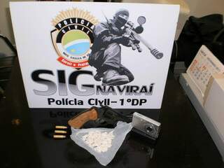 Arma de fogo e papelotes de crack apreendidos pela Polícia Civil de Naviraí. (Foto: Divulgação)