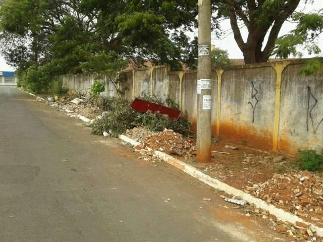 Cal&ccedil;ada de escola cheia de entulhos gera reclama&ccedil;&atilde;o no Bairro Moreninhas 2