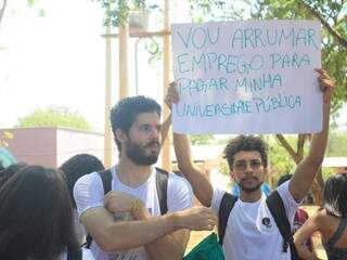 Manifestantes carregavam cartazes e promoveram apitaço (Foto: Marina Pacheco)