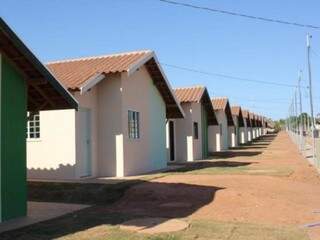 Casas sociais entregues em Coxim, no fim do mês passado. (Foto: Chico Ribeiro/Governo do Estado).