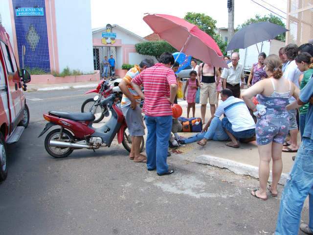  Motorista avan&ccedil;a o sinal de pare e motociclista tem pele lacerada