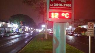 Termômetro na área central de Dourados marcou 12 graus às 19h de ontem (Foto: Eliel Oliveira)