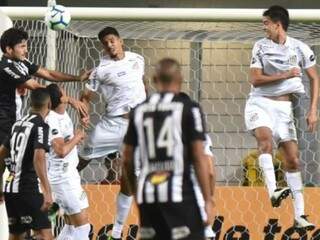 Disputa de bola pelo alto no jogo desta noite. (Foto: Santos/FC) 
