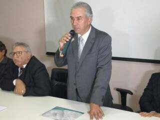 Governador do Estado, Reinaldo Azambuja (PSDB),
em discurso na maternidade Cândido Mariano.
(Foto: Leonardo Rocha).