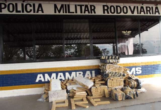 Pol&iacute;cia prende casal e jovem que capotou carro transportando drogas em rodovias