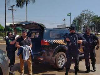 Mandados de prisão sendo cumpridos em Dourados (Foto: Adilson Domingos)