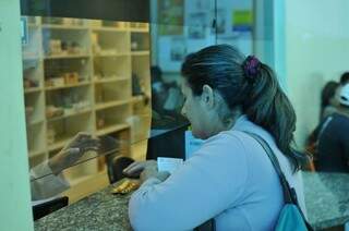 Nas farmácias dos postos de saúde, a dipirona está em falta (Foto: Alcides Neto)