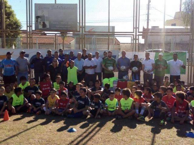 Escola p&uacute;blica de futebol vai atender 100 crian&ccedil;as no Jockey Clube