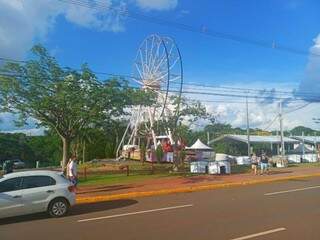 A roda-gigante está sendo montada na Cidade do Natal (Foto: Maressa Mendonça)