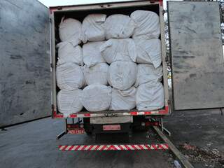 Os dois caminhões apreendidos estavam carregados de colchas contrabandeadas do Paraguai. 